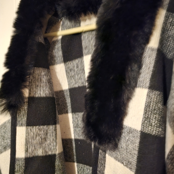 Women's Shrug/shawl - Picture 4 of 7